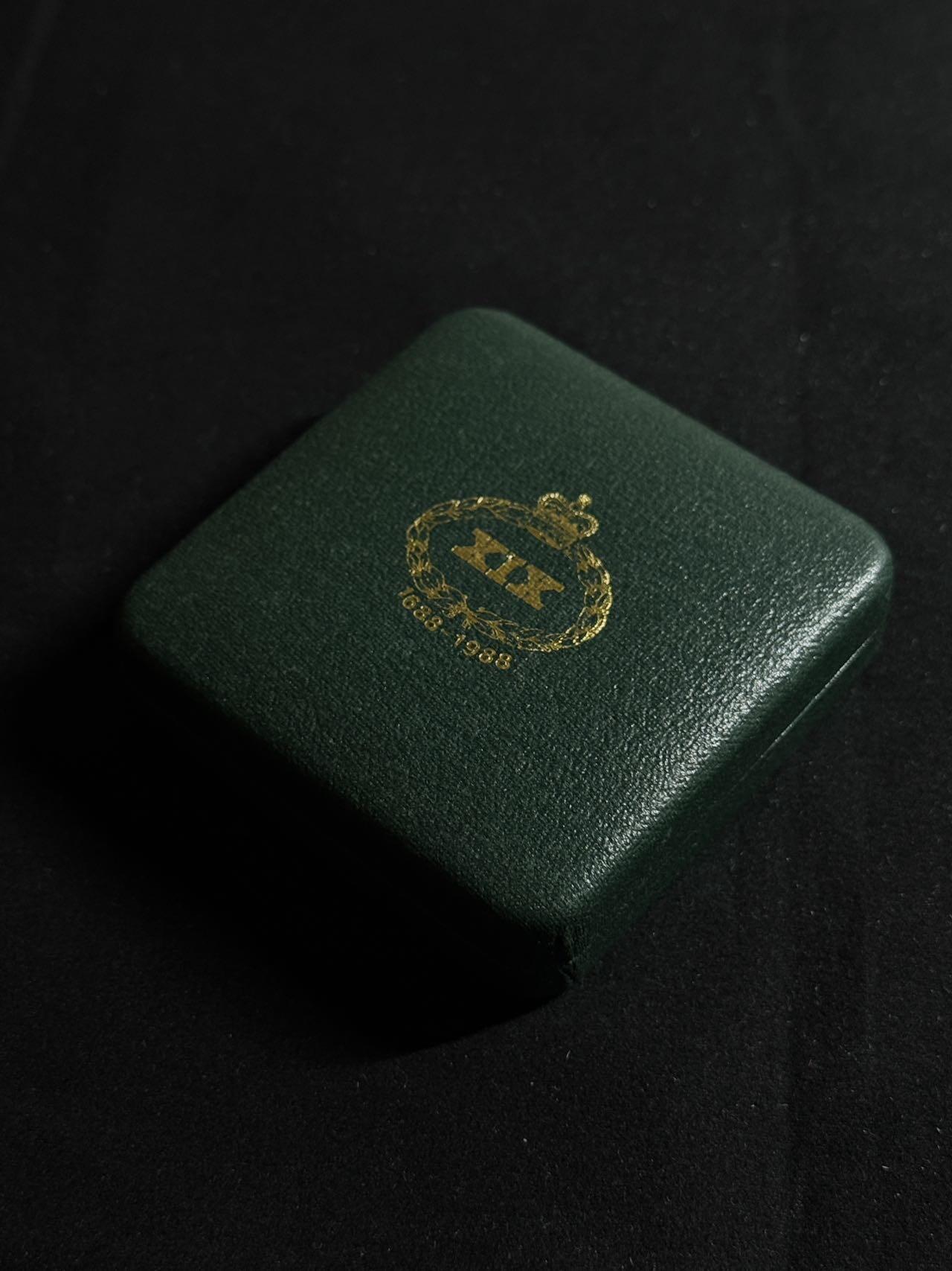 欢庆元旦！戎马世界章牌大赏第109期元旦大拍 英国陆军绿色霍华德团成立300周年纪念章，银制，重37g