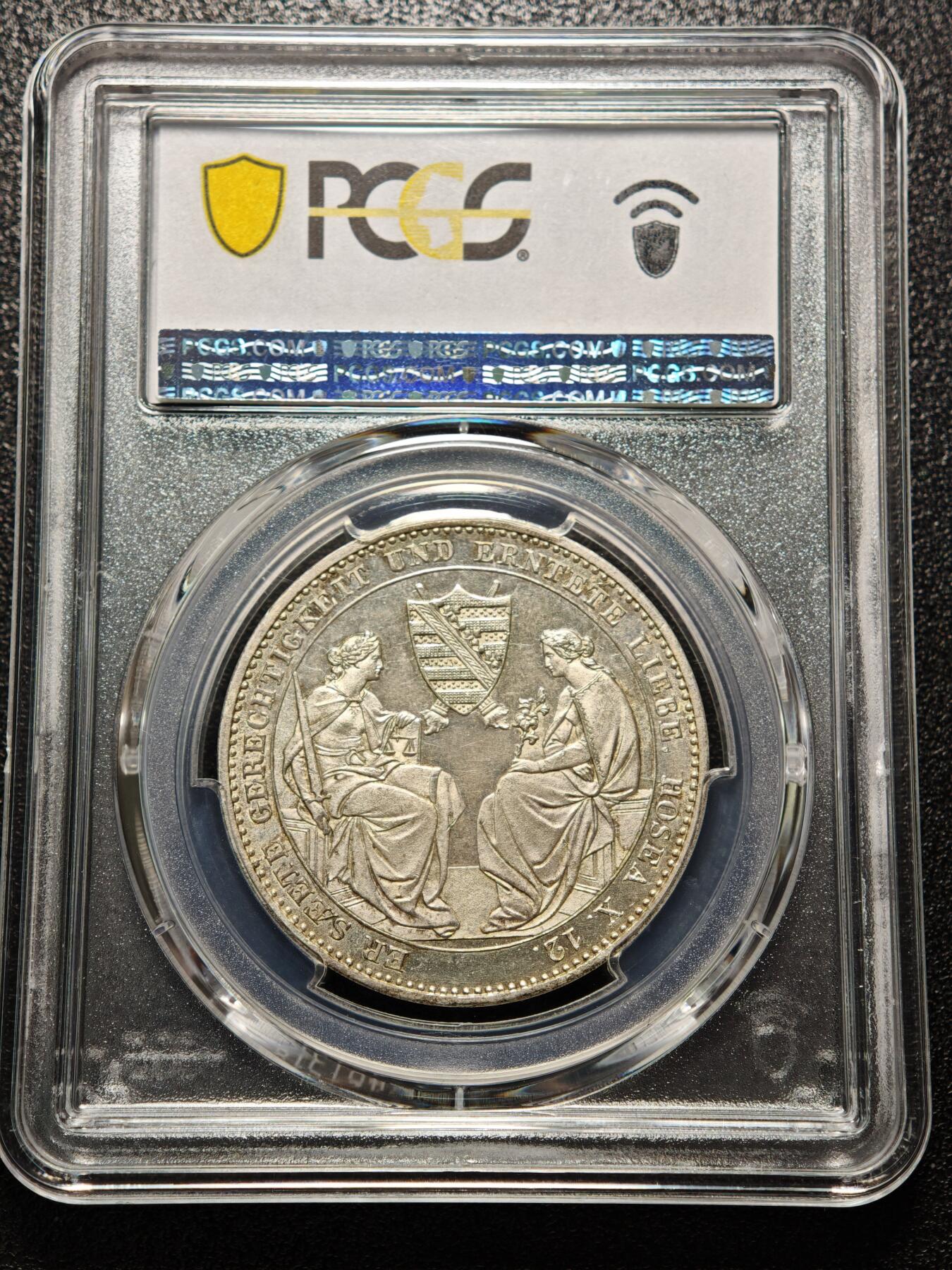 【德藏】世界币章拍卖第158期（拍品征集中~欢迎藏友联系） 1854年 德国萨克森弗里德里希·奥古斯特二世银婚纪念泰勒银币 PCGS MS62 少见品种 原味包浆 状态十足 1854年是弗里德里希·奥古斯特二世与奥地利的玛丽亚·安娜公主结婚25周年（银婚），作为萨克森王国的重要王室庆典，发行此币以纪念这一事件，同时彰显王室联姻的政治与家族意义