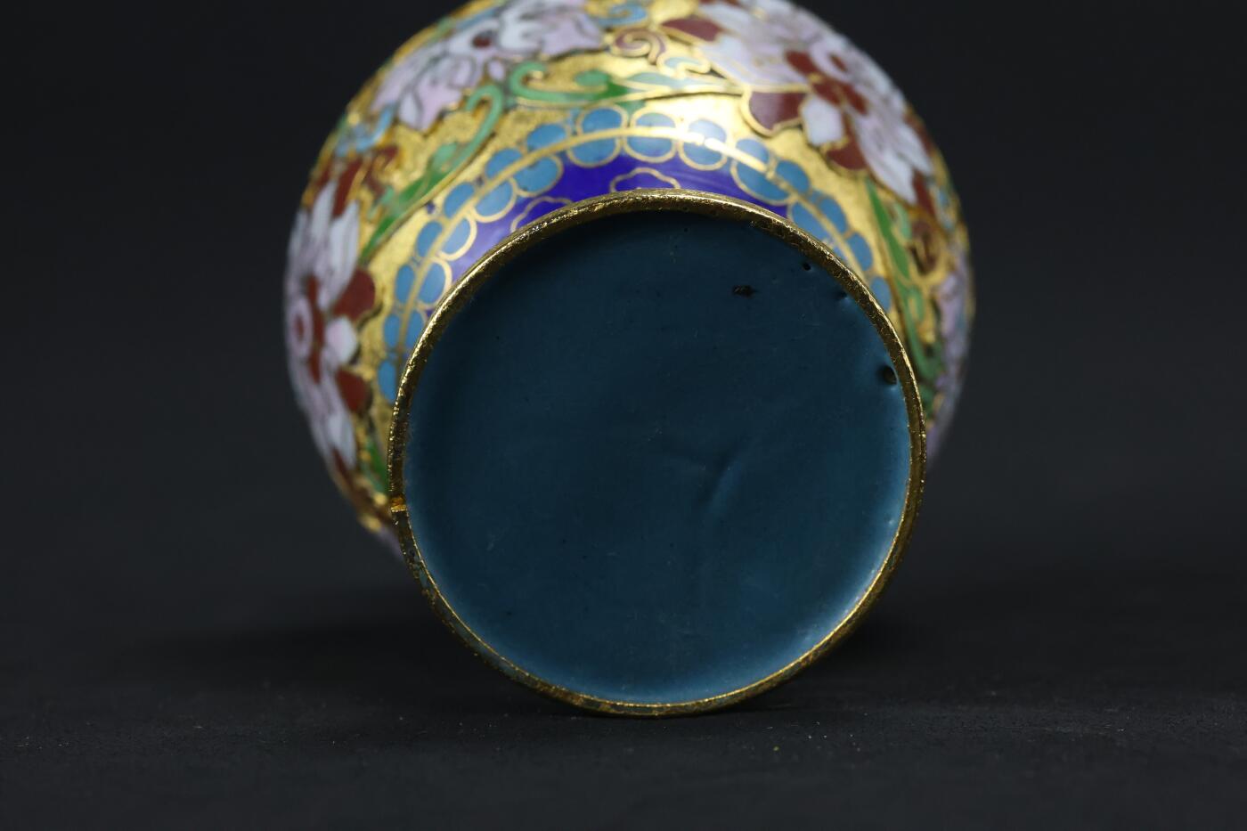 抚柳草堂-第三期章牌钱币 奖章勋章限时免佣 满百包邮 放漏专场 创汇时期景泰蓝掐丝珐琅花瓶一只，铜胎掐丝工艺，厚胎做工非常棒蓝地配花卉纹，工艺精细不是那种小薄片。高约12.5cm，肚径6.8cm重188g。自然老化痕迹，无明显残破