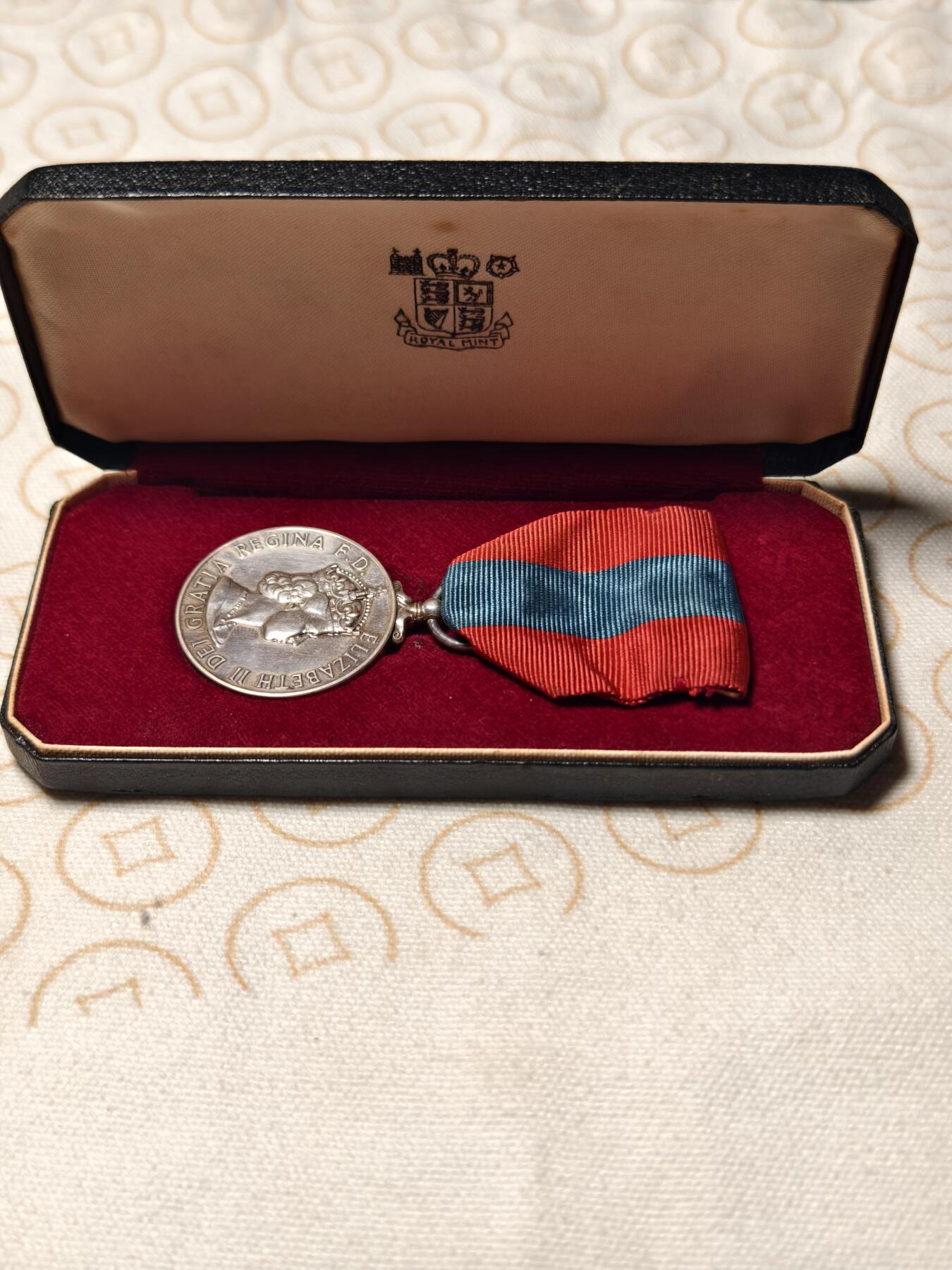 抚柳草堂-第三期章牌钱币 奖章勋章限时免佣 满百包邮 放漏专场 英国1974帝国服务奖章  银质原盒 实发极美品重30.4g