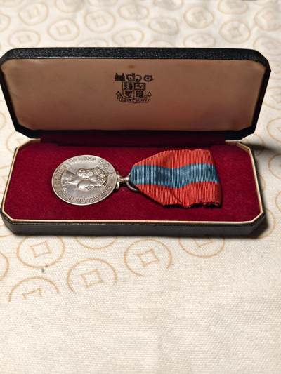 抚柳草堂-第三期章牌钱币 奖章勋章限时免佣 满百包邮 放漏专场 - 英国1974帝国服务奖章  银质原盒 实发极美品重30.4g