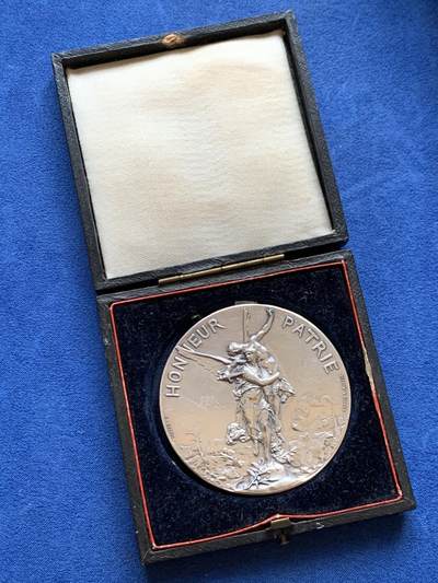 《竞宝斋》第449场 周日，周一，周二  3场连拍 （全场包邮，欢迎送拍） 法国1886年射击节大银章 79.35克 58.5mm 丰饶角银标 带盒