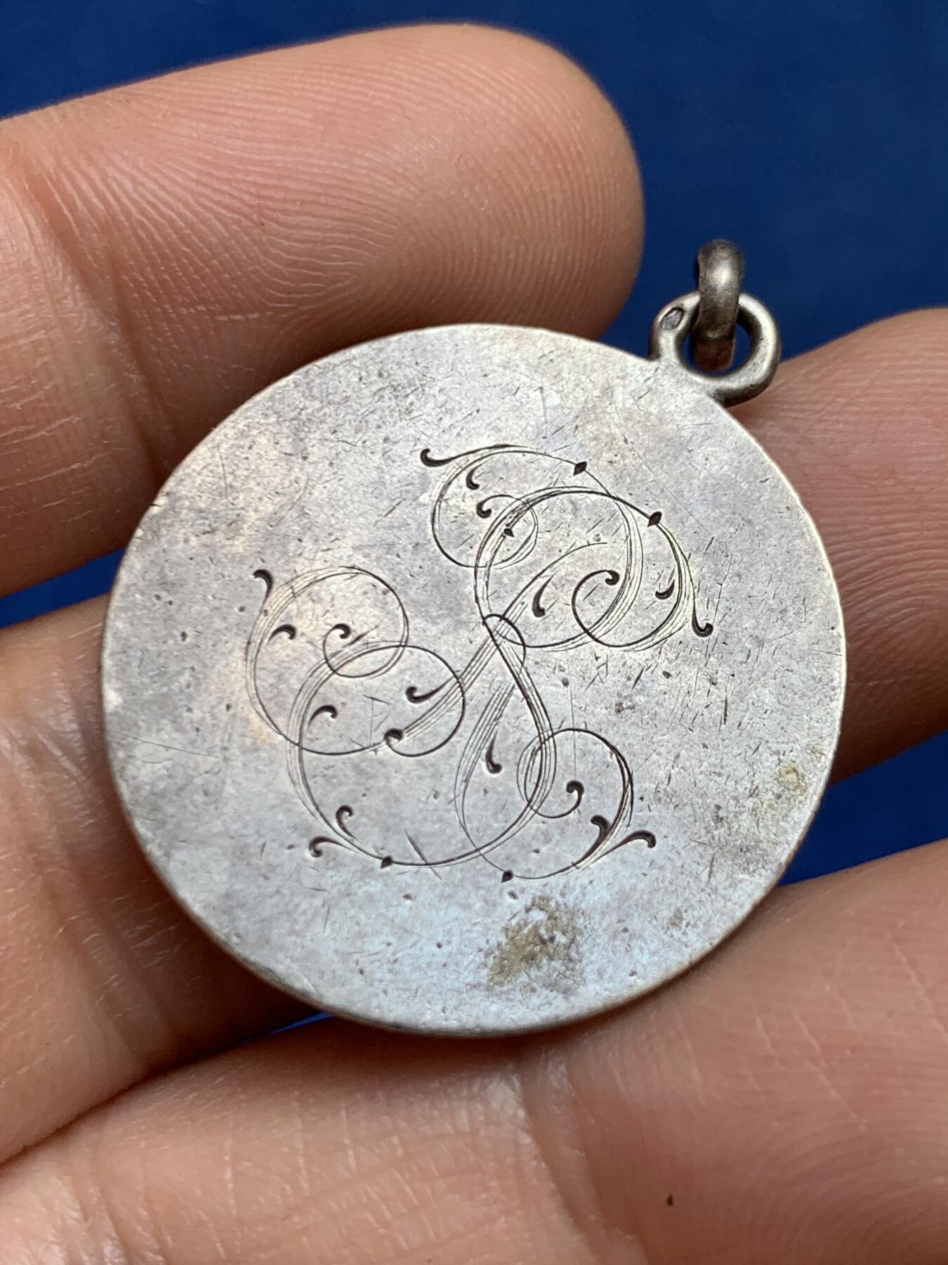 《竞宝斋》第449场 周日，周一，周二  3场连拍 （全场包邮，欢迎送拍） 宗教婚礼银章 特殊 带环重约10.2克 28.2mm 背面花体字漂亮