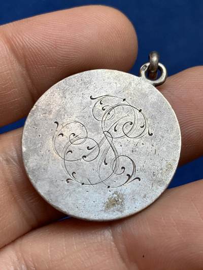 《竞宝斋》第449场 周日，周一，周二  3场连拍 （全场包邮，欢迎送拍） 宗教婚礼银章 特殊 带环重约10.2克 28.2mm 背面花体字漂亮