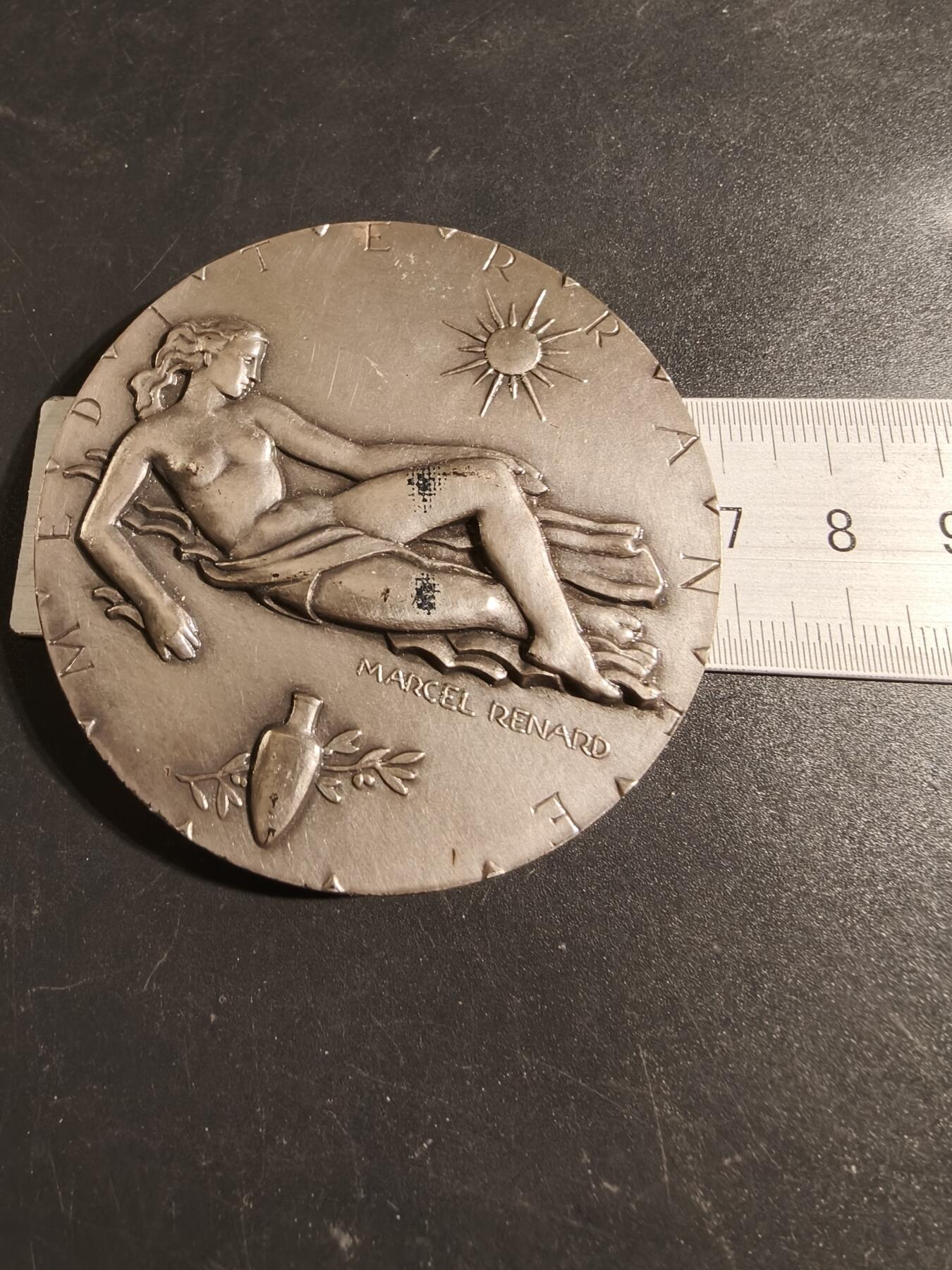 老王徽章第171期 法国《地中海》主体镀银大铜章     新古典主义大师马赛尔·雷纳德作品     直径68mm    重量164.8g 
