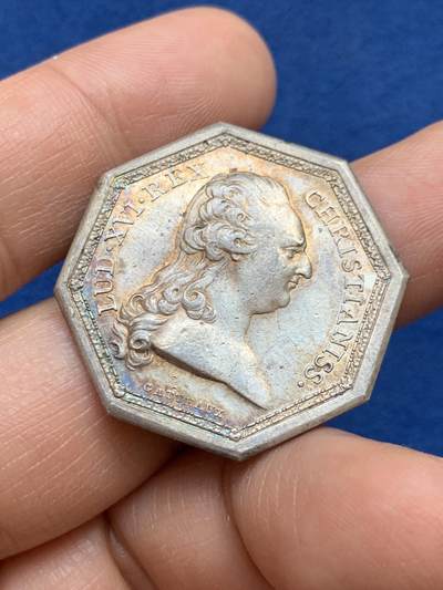 《竞宝斋》第449场 周日，周一，周二  3场连拍 （全场包邮，欢迎送拍） 法国17XX年路易十六皇家宝藏八角银质代币，背面花纹组成皇家纹章，原铸无边铭，31.5mm，11.7克