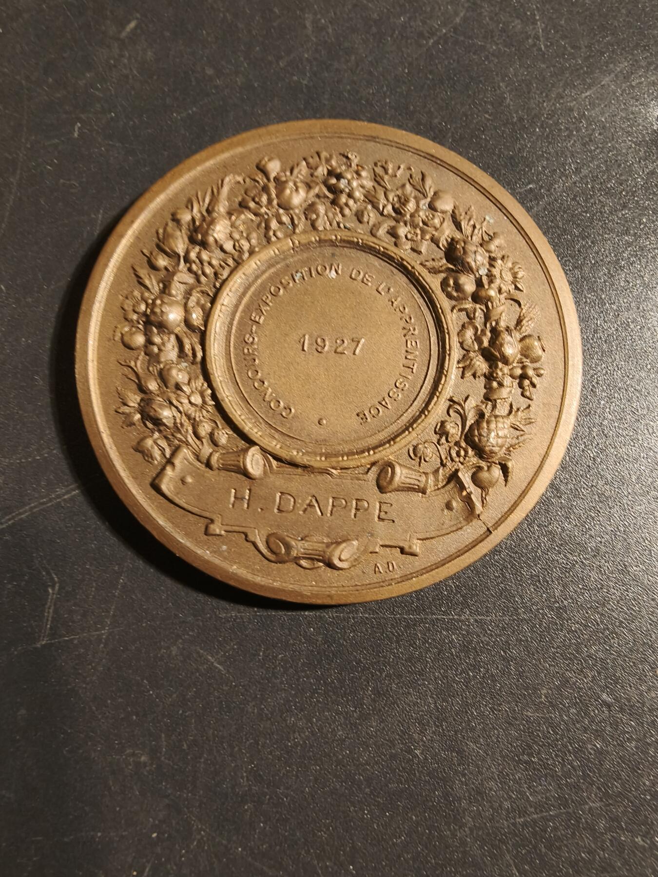 老王徽章第171期 法国百达翡丽1927年学徒竞赛展览大铜章    正面为高卢人，大师皮列作品      直径48mm     重量42.4g