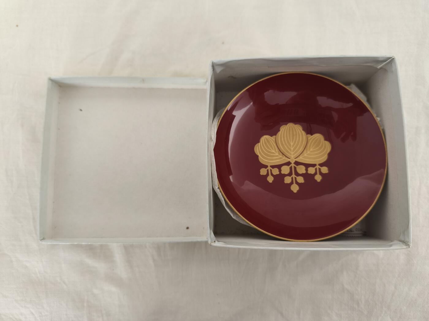 海外回流精品拍卖12.28 原盒全新日本法务大臣表彰实木漆盏一只