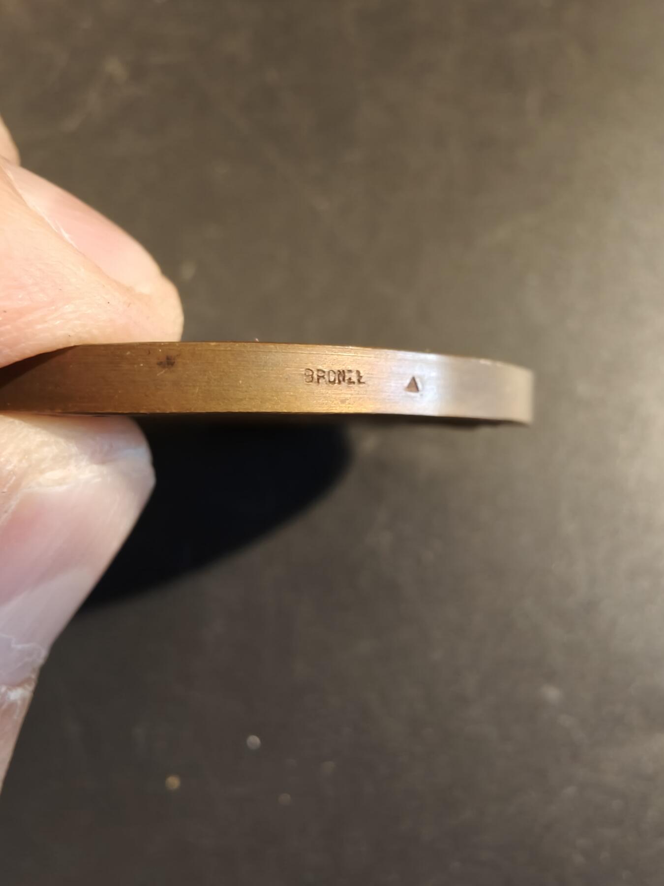 老王徽章第171期 法国萨瓦省圣朱利安昂热讷农业协会大铜章     原盒       大师P.Grandhomme作品     直径50mm     重量55.1g