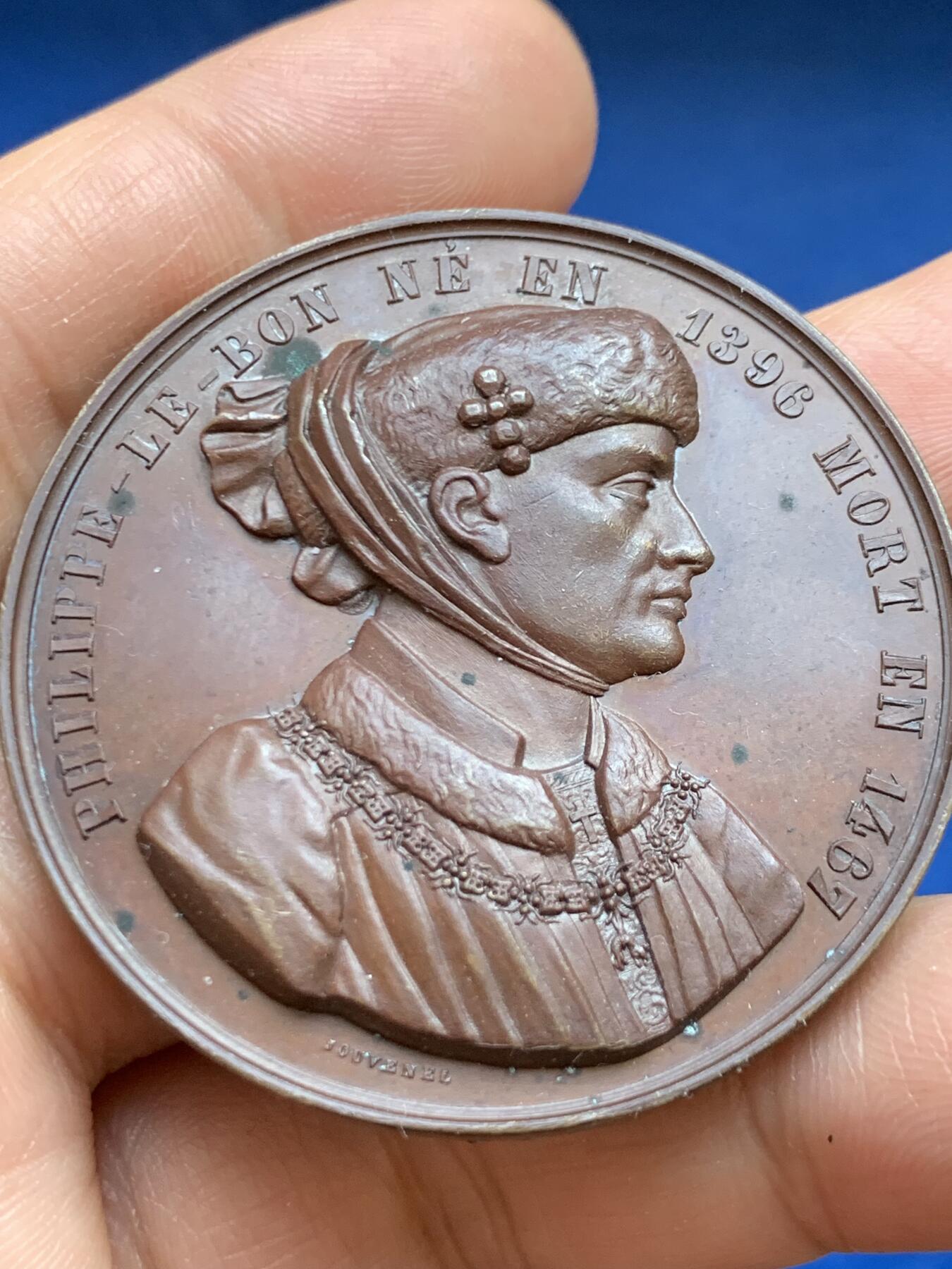 《竞宝斋》第449场 周日，周一，周二  3场连拍 （全场包邮，欢迎送拍） 法国瓦卢瓦王朝勃民第公爵菲利普二世纪念铜章，背面详述了他的历史功绩，超高浮雕，高点保存得非常好，44克，46.5mm