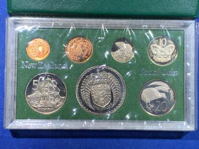 《竞宝斋》第449场 周日，周一，周二  3场连拍 （全场包邮，欢迎送拍） 新西兰1980年官方精制套币 亚克力盒已开 中间主币换成了了1967年一元（非银质）