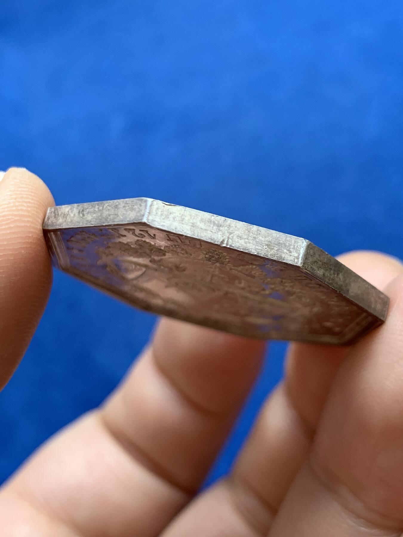 《竞宝斋》第449场 周日，周一，周二  3场连拍 （全场包邮，欢迎送拍） 法国抵押银行八角银质代币，19.8克，36mm，早期无边铭。19世纪初法国建立的“CaisseHypothécaire”体系，是路易十八统治期间的官方金融改革，旨在通过国家担保的抵押贷款促进土地流转与经济发展。