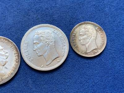 《竞宝斋》第449场 周日，周一，周二  3场连拍 （全场包邮，欢迎送拍） 银币3枚一组 匈牙利1915年1科罗娜 + 委内瑞拉1965年1玻利瓦尔 + 1960年50分 状态极好 不是原光就是五彩