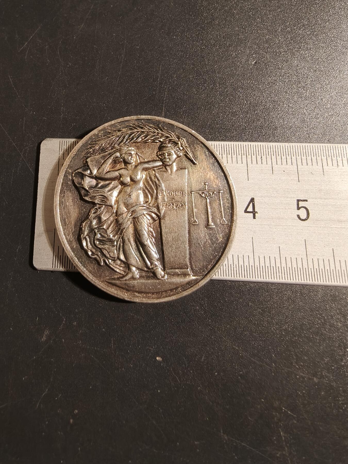 老王徽章第171期 法国化工联合会镀银大铜章     直径36mm    重量19.5g