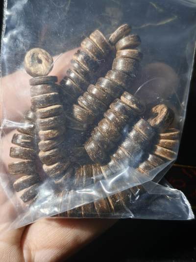 97期回流戒指饰品杂件纪念章丝路钱币专场 - 中亚回流珠子，木制的