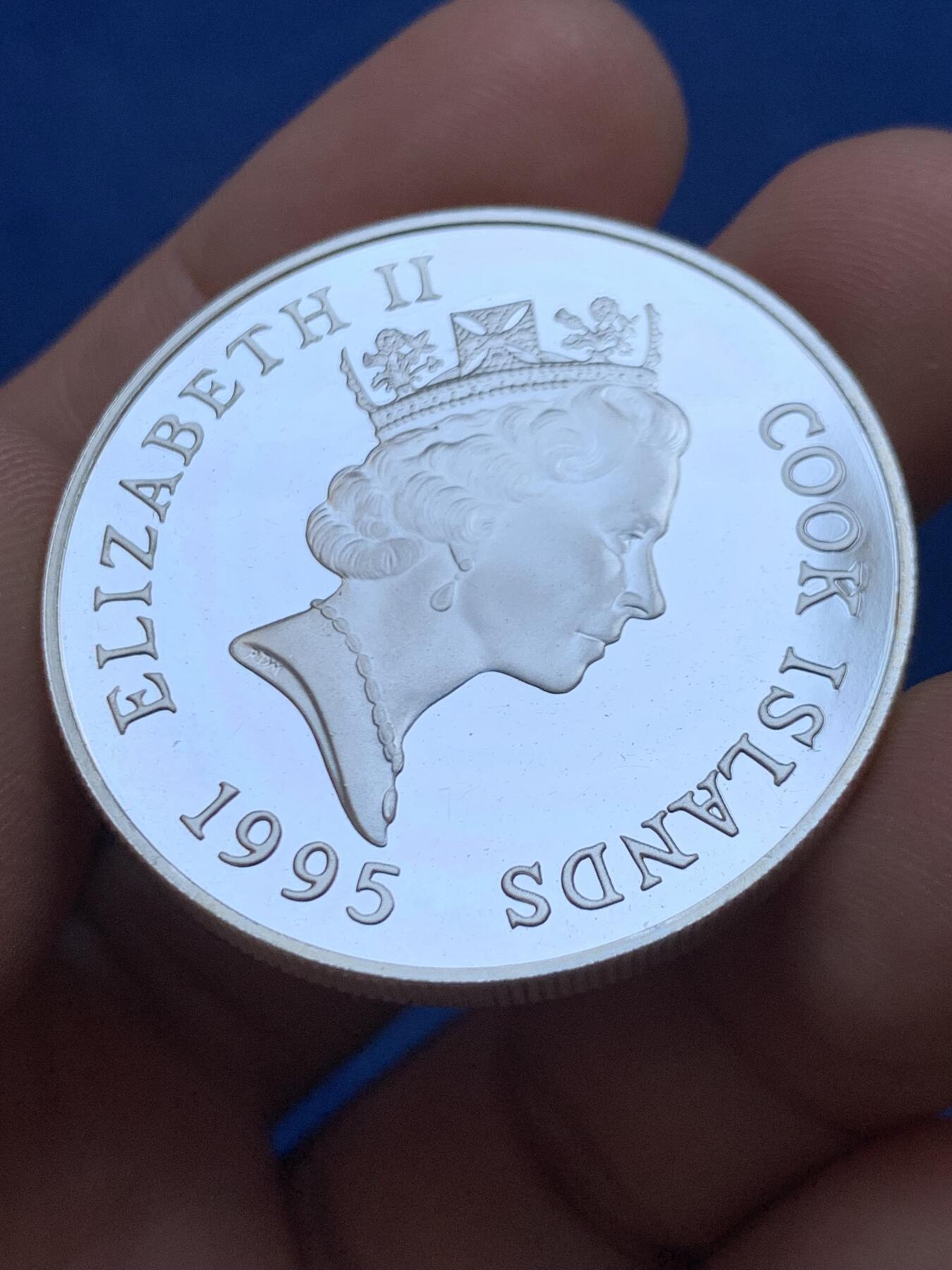 《竞宝斋》第449场 周日，周一，周二  3场连拍 （全场包邮，欢迎送拍） 库克群岛1995年伊丽莎白王太后银婚大银币 31.6g 925银