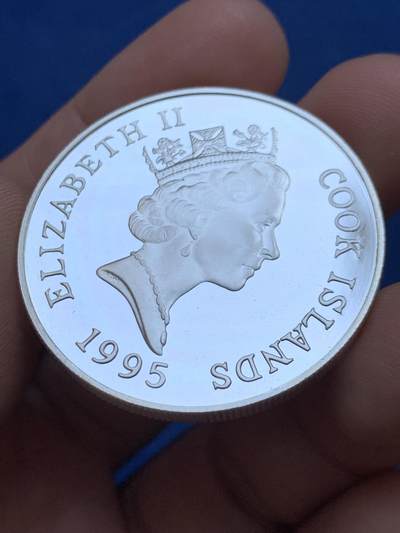 《竞宝斋》第449场 周日，周一，周二  3场连拍 （全场包邮，欢迎送拍） 库克群岛1995年伊丽莎白王太后银婚大银币 31.6g 925银