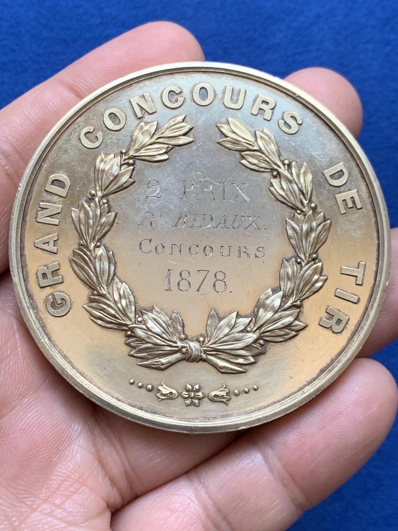 《竞宝斋》第449场 周日，周一，周二  3场连拍 （全场包邮，欢迎送拍） 法国1878年维苏尔射击协会镀金大银章，蜜蜂银标边铭，重91.25g，直径61mm。光材料价都上千了