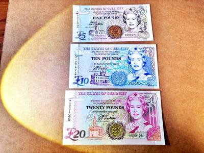 【Blue Auction】世界纸币精拍第766期——18级TOP拍卖/信誉/品质/专业/高效💫 - 【一组3张 均为初版A冠百位小号 含无47】根西 1995-1996年5-10-20镑 女王 设计精美 全新UNC