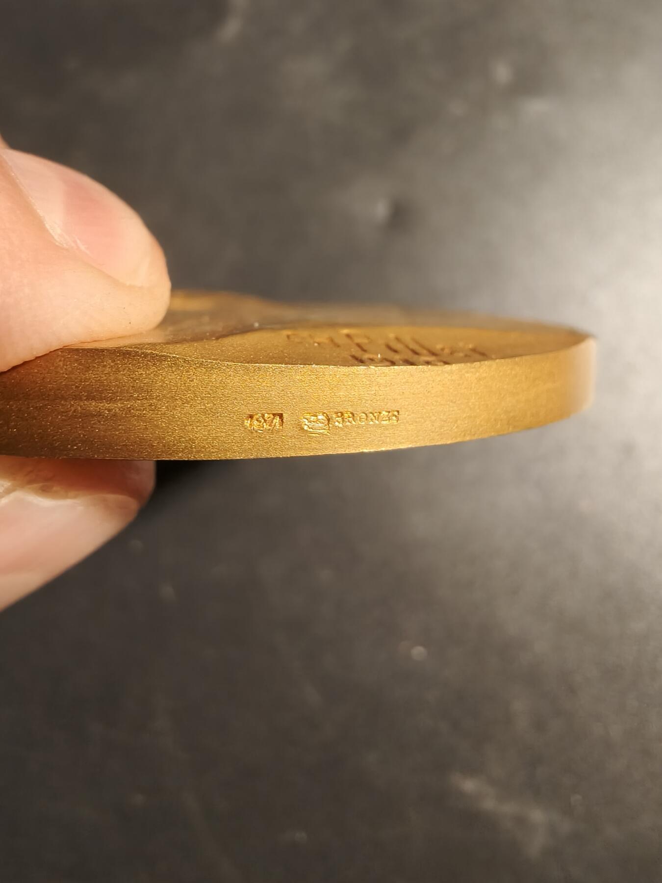 老王徽章第171期 法国里昂信贷银行25年服务镀金大铜章     原盒    大师皮列作品     直径80mm     重量262.2g