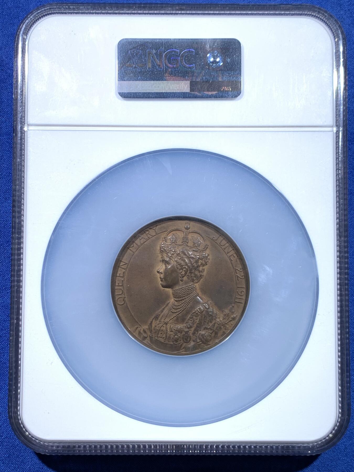 《竞宝斋》第449场 周日，周一，周二  3场连拍 （全场包邮，欢迎送拍） NGC MS62BN 英国1911年 乔治五世加冕纪念大铜章 高浮雕  Royal Mint发行的官方纪念章 直径51mm 加大加厚盒
