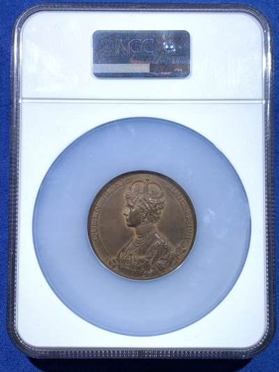 《竞宝斋》第449场 周日，周一，周二  3场连拍 （全场包邮，欢迎送拍） NGC MS62BN 英国1911年 乔治五世加冕纪念大铜章 高浮雕  Royal Mint发行的官方纪念章 直径51mm 加大加厚盒