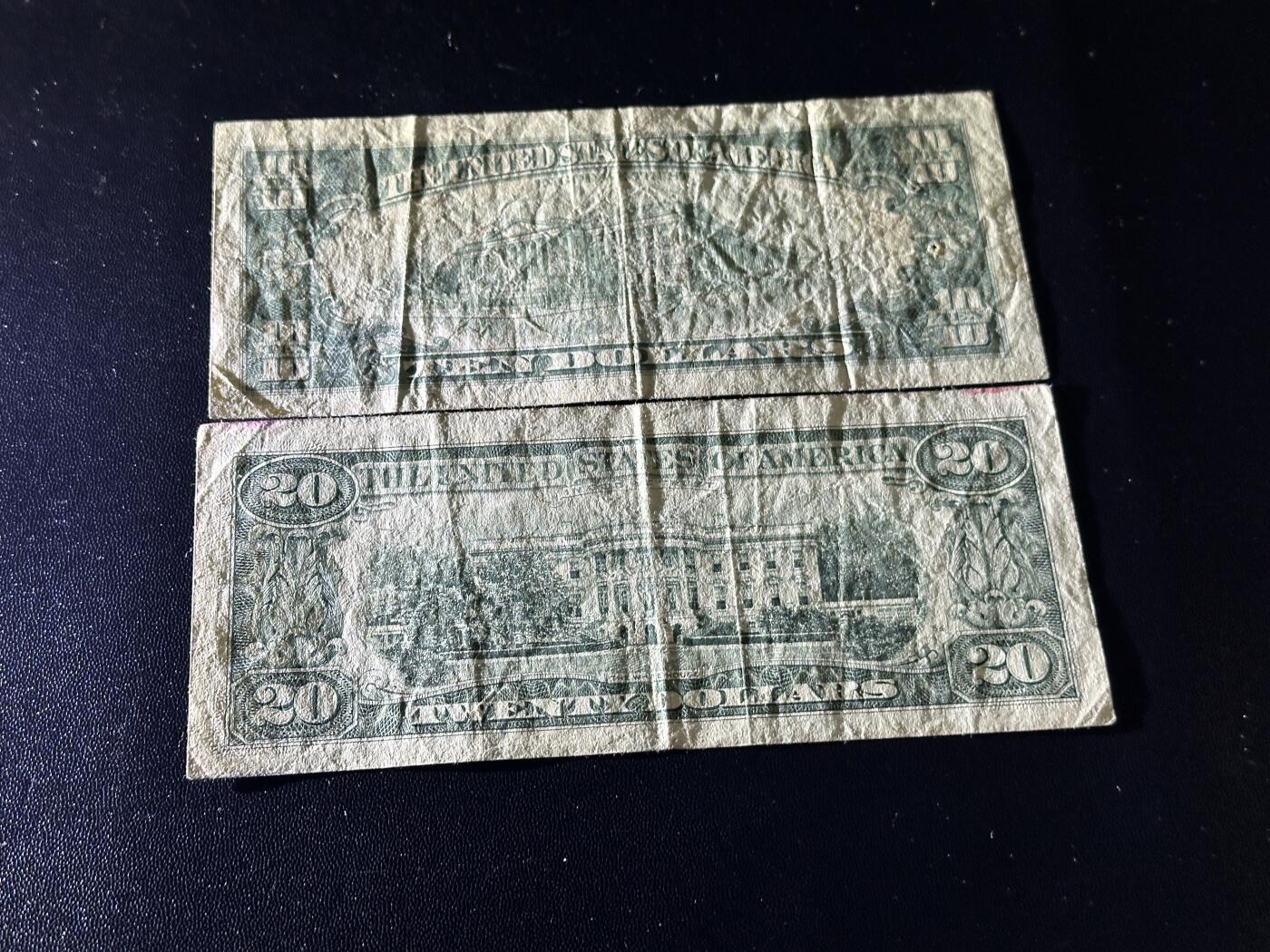 《外钞收藏家》第五百九十六期（精品大拍场）（本平台长期征集拍品、欢迎藏友们联系合作） 美国小头版10和20美元 2张一起 非全新 品相如图