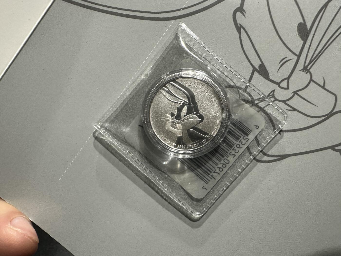 《外钞收藏家》第五百九十六期（精品大拍场）（本平台长期征集拍品、欢迎藏友们联系合作） 加拿大2015年20加元经典动画兔八哥卡装纪念精制银币（8g纯银）