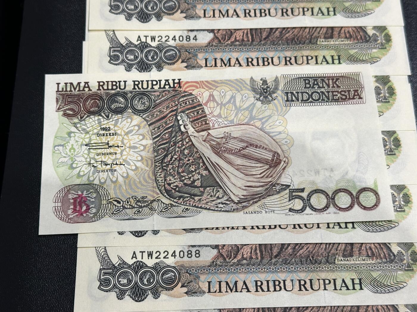 《外钞收藏家》第五百九十六期（精品大拍场）（本平台长期征集拍品、欢迎藏友们联系合作） 印度尼西亚92年5000卢比标十连号（三色湖，克里穆图火山，号码81-90）	UNC