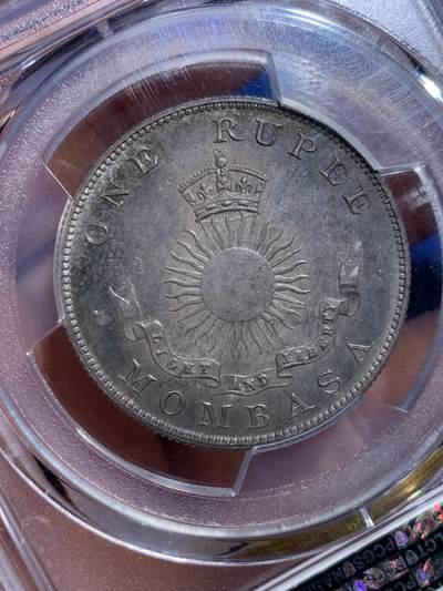 《竞宝斋》第449场 周日，周一，周二  3场连拍 （全场包邮，欢迎送拍） PCGS SP64 蒙巴萨 1888年1卢比银币 PL底板 绚丽五彩包浆 可与不求的状态 蒙巴萨是肯尼亚最大的港口，郑和下西洋最远到达的地方，大热门，吉祥年份 背面支撑小磕