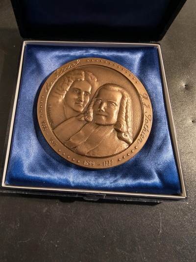 老王徽章第171期 - 法国存托银行与公证人协会大铜章    原盒    直径60mm    重量124g     法国两位著名法学家 Antoine Loisel (1536-1617) 和 Robert-Joseph Pothier (1699-1772)    盒子有损