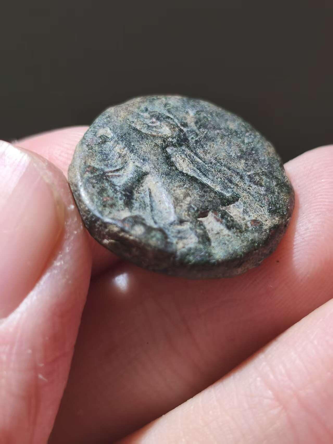 星盘世界钱币十二月二十七日古典币专场 贵霜帝国迦腻色迦一世两德拉克马铜币，非常少见的类型，并非常见四德，而且品质优良，十分难得，背面是风神奥多