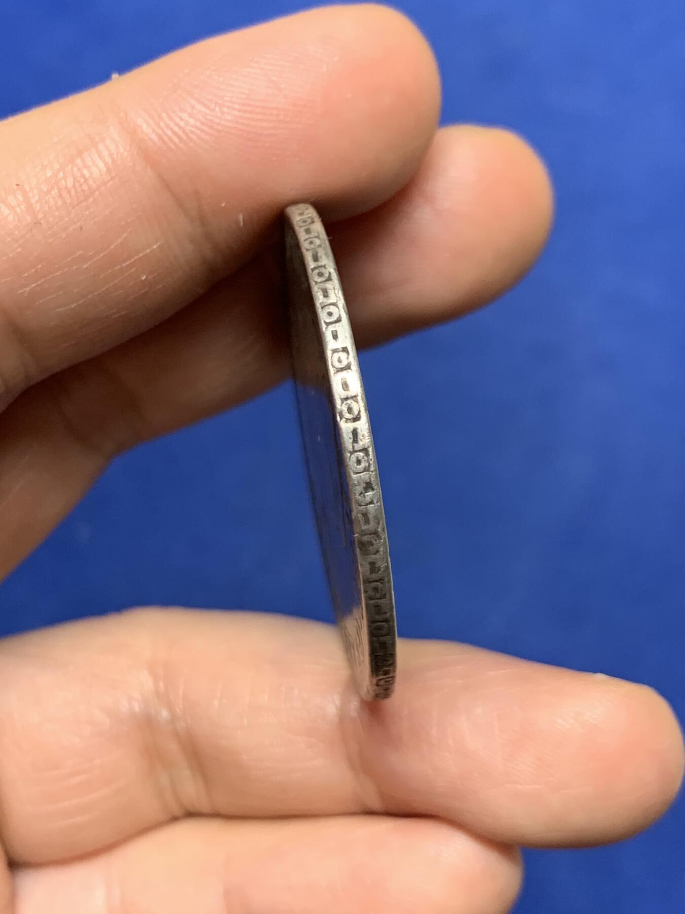 《竞宝斋》第449场 周日，周一，周二  3场连拍 （全场包邮，欢迎送拍） 西属墨西哥 1778年 卡三 8里亚尔双柱大银币 整体不错 有戳其它细节见图