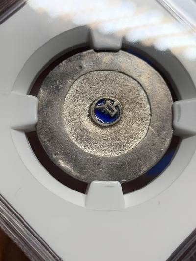 《竞宝斋》第449场 周日，周一，周二  3场连拍 （全场包邮，欢迎送拍） NGC AU53 朝鲜 1882-1883年 大东二钱 蓝珐琅 银币 NGC老盒，原味包浆 所见AU分数里状态非常好的一枚，整体打制饱满圆润！稀缺品种