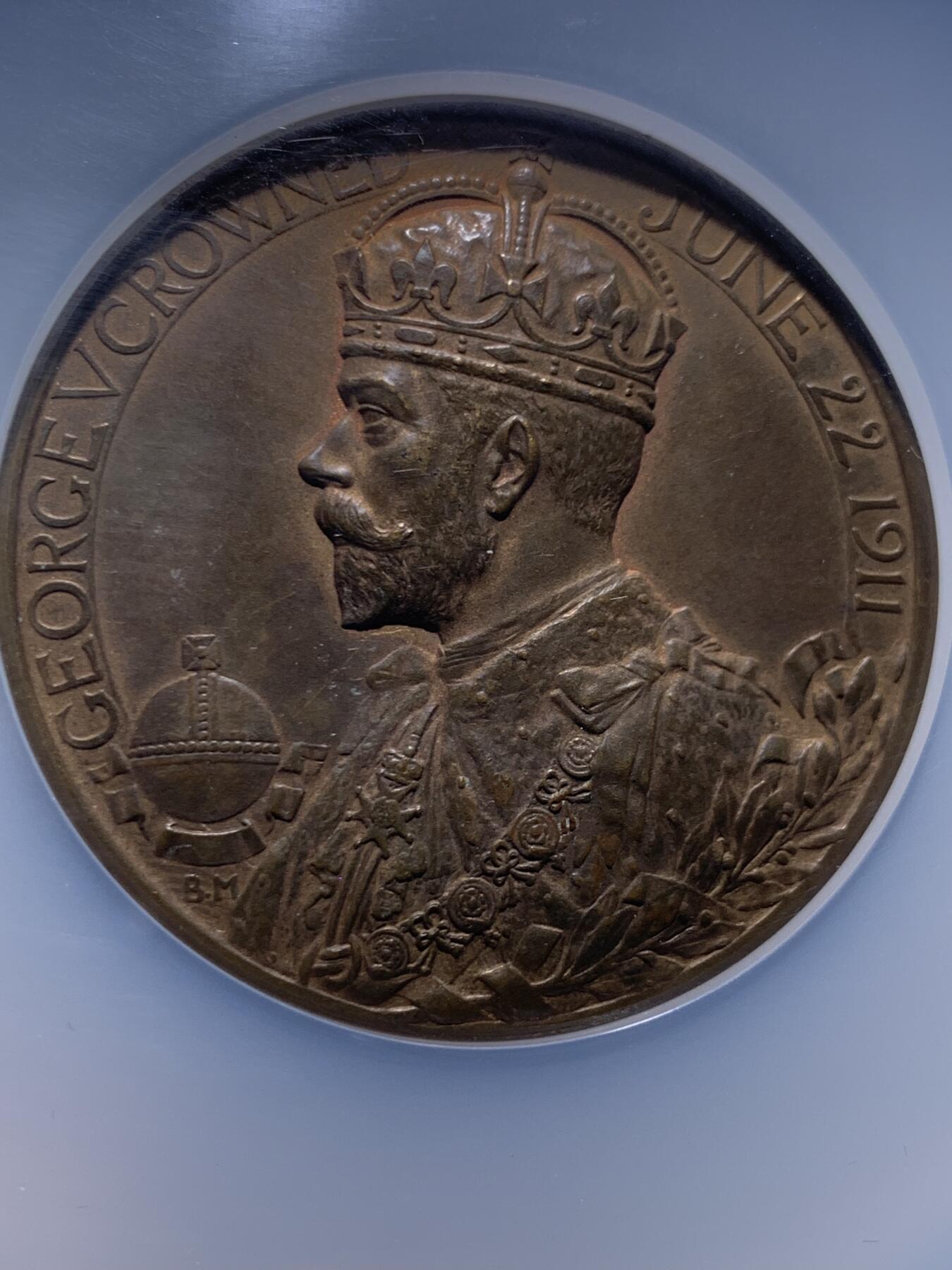 《竞宝斋》第449场 周日，周一，周二  3场连拍 （全场包邮，欢迎送拍） NGC MS62BN 英国1911年 乔治五世加冕纪念大铜章 高浮雕  Royal Mint发行的官方纪念章 直径51mm 加大加厚盒