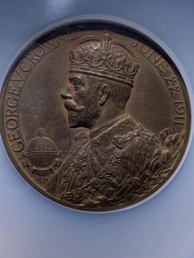 《竞宝斋》第449场 周日，周一，周二  3场连拍 （全场包邮，欢迎送拍） NGC MS62BN 英国1911年 乔治五世加冕纪念大铜章 高浮雕  Royal Mint发行的官方纪念章 直径51mm 加大加厚盒