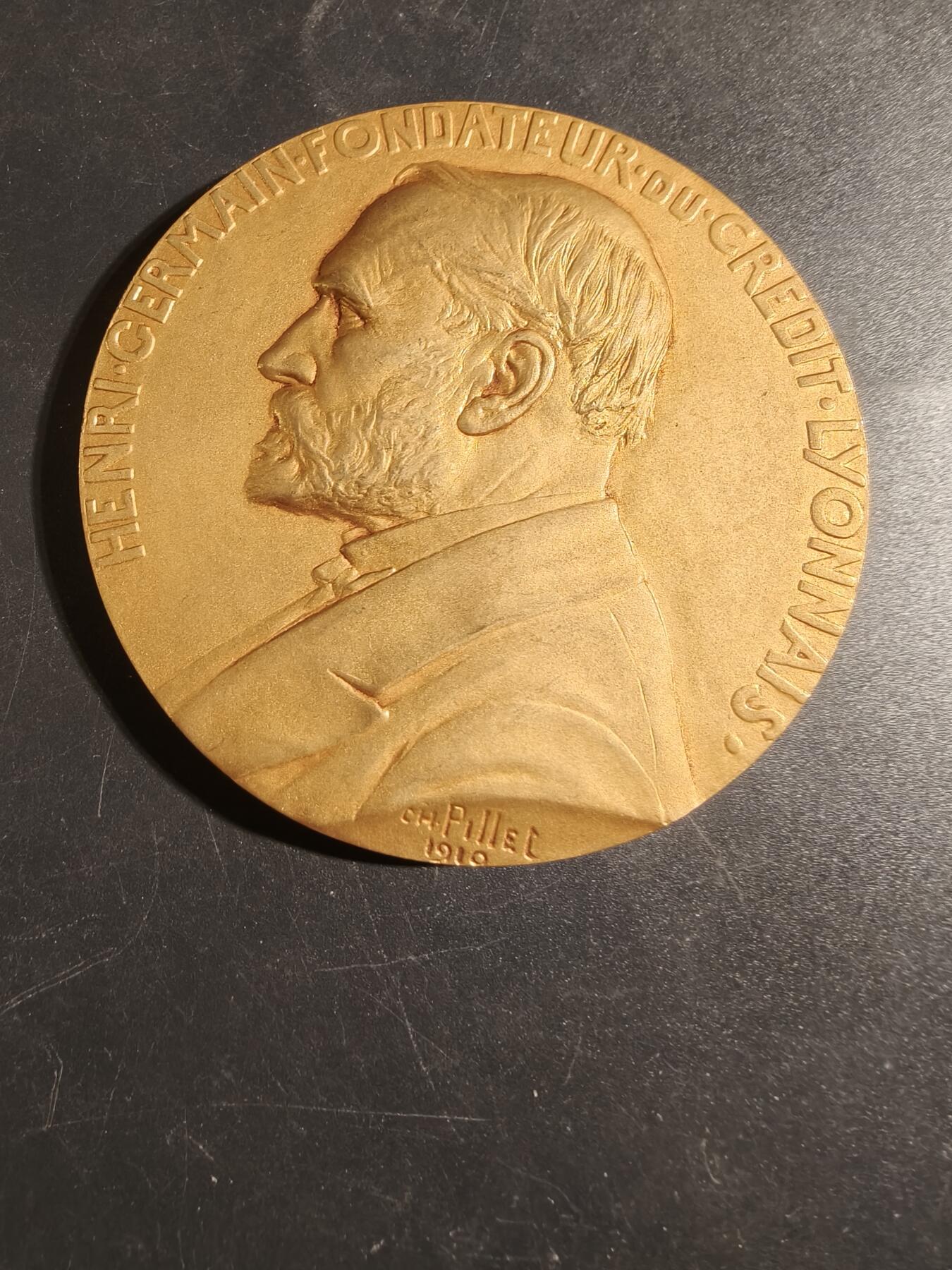 老王徽章第171期 法国里昂信贷银行25年服务镀金大铜章     原盒    大师皮列作品     直径80mm     重量262.2g