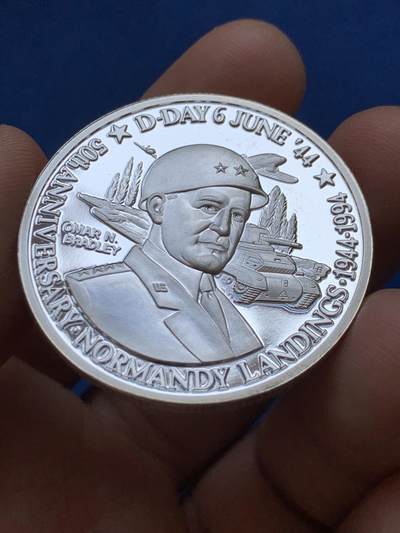 《竞宝斋》第449场 周日，周一，周二  3场连拍 （全场包邮，欢迎送拍） 英属特克斯和凯科斯1994年诺曼底登陆50周年大银币 31.15g 999银