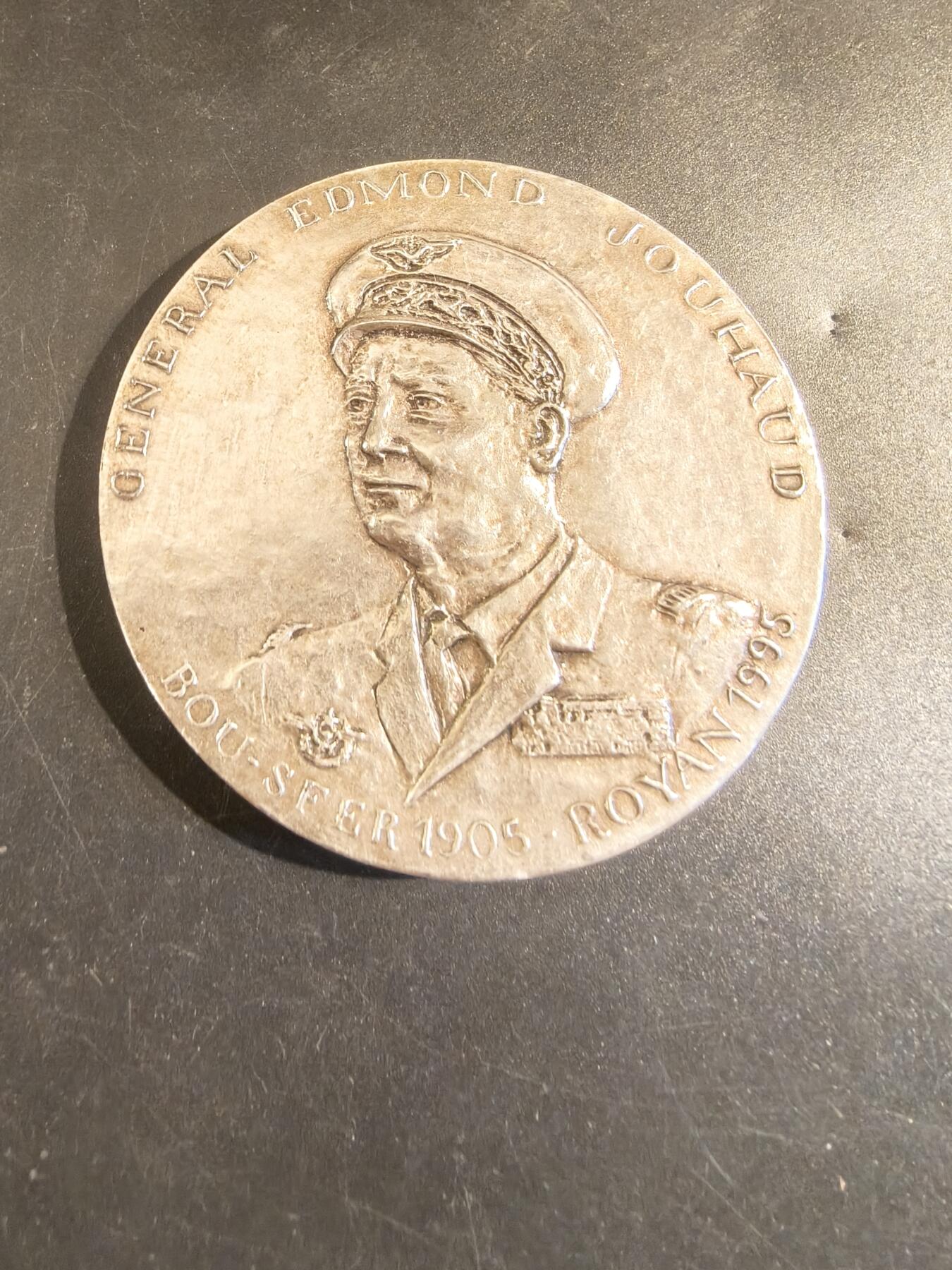 老王徽章第171期 法国空军五星上将埃德蒙·茹奥镀银大铜章     直径68mm     重量178.8g     背面为其名言:生活即战斗！      埃德蒙·茹奥（1905-1995）曾是法国空军五星上将。他最为人所知的是在阿尔及利亚独立战争期间，作为四名将军政变（1961年阿尔及尔政变）的领导人之一，反对戴高乐总统的阿尔及利亚独立政策。 