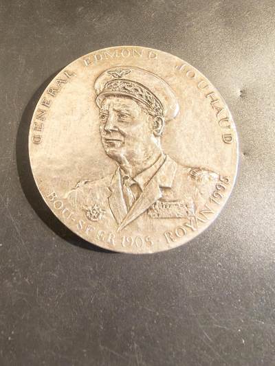 老王徽章第171期 - 法国空军五星上将埃德蒙·茹奥镀银大铜章     直径68mm     重量178.8g     背面为其名言:生活即战斗！      埃德蒙·茹奥（1905-1995）曾是法国空军五星上将。他最为人所知的是在阿尔及利亚独立战争期间，作为四名将军政变（1961年阿尔及尔政变）的领导人之一，反对戴高乐总统的阿尔及利亚独立政策。 