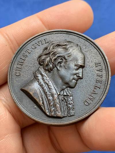 《竞宝斋》第449场 周日，周一，周二  3场连拍 （全场包邮，欢迎送拍） 德国普鲁士克里斯托夫·威廉·胡费兰博士学位50周年纪念铜章 章面整体有变形，可能是工艺原因导致的。41.3克，41.3mm，少见品种，不常见，且拍且珍惜。