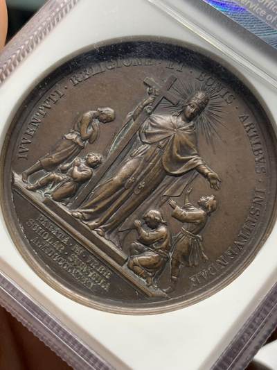 《竞宝斋》第449场 周日，周一，周二  3场连拍 （全场包邮，欢迎送拍） NGC AU58BN 梵蒂冈1881艺术学院纪念铜章 高浮雕 加厚盒