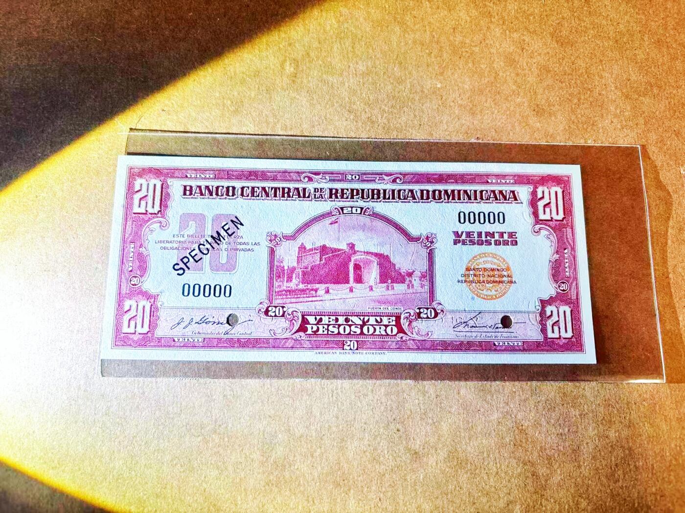 【Blue Auction】世界纸币精拍第766期——18级TOP拍卖/信誉/品质/专业/高效💫 【样钞】多米尼加1962年20比索 世界遗产圣多明各伯爵之门Puerta del Conde 独立宣言宣读、第一面国旗升起之地 美金设计 全新UNC 背面注释属正常现象 P-94s仅3张评级记录 目录价400美金