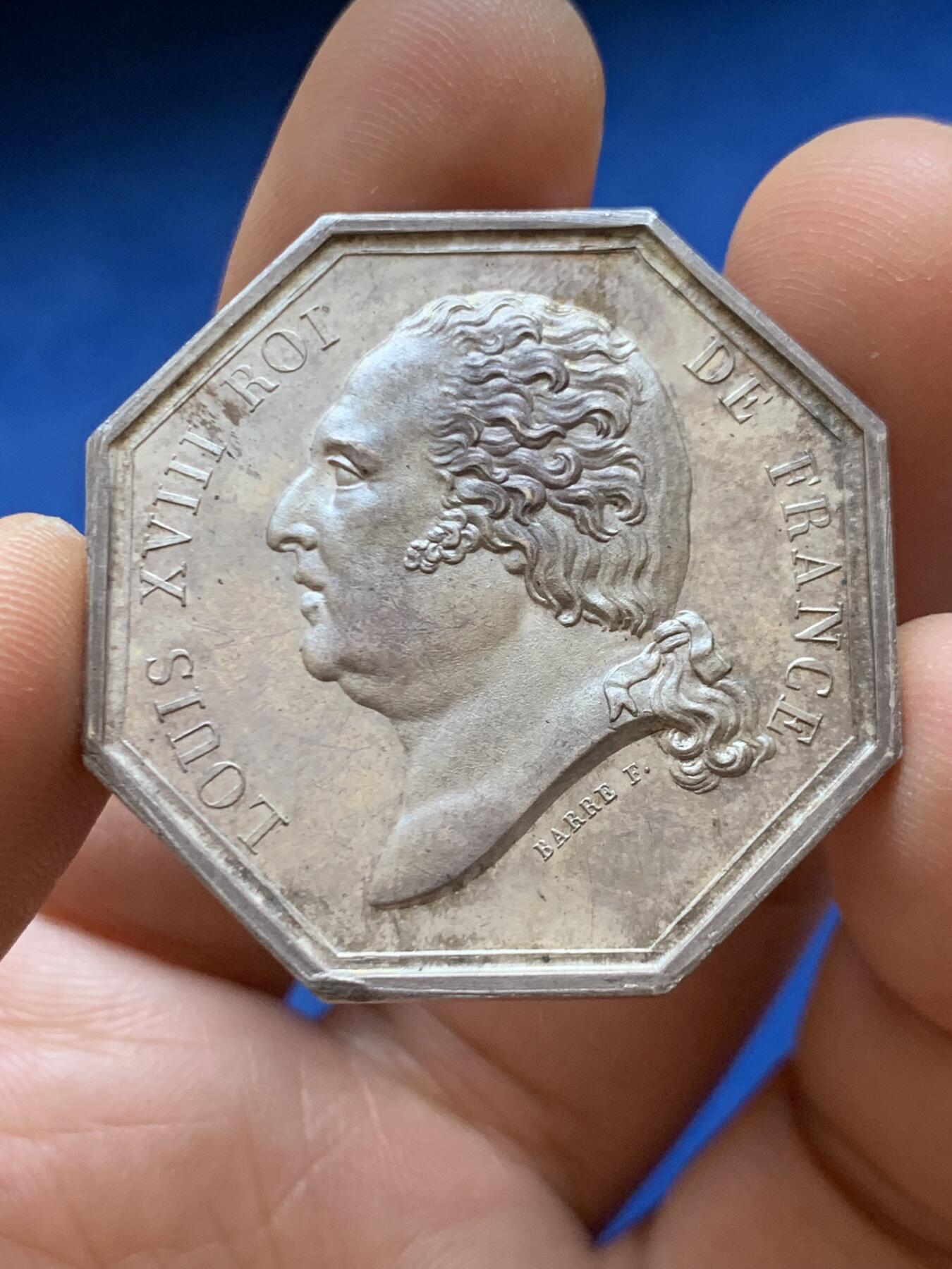 《竞宝斋》第449场 周日，周一，周二  3场连拍 （全场包邮，欢迎送拍） 法国抵押银行八角银质代币，19.8克，36mm，早期无边铭。19世纪初法国建立的“CaisseHypothécaire”体系，是路易十八统治期间的官方金融改革，旨在通过国家担保的抵押贷款促进土地流转与经济发展。