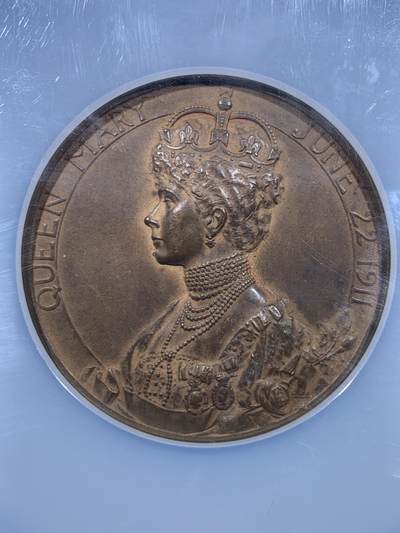 《竞宝斋》第449场 周日，周一，周二  3场连拍 （全场包邮，欢迎送拍） NGC MS62BN 英国1911年 乔治五世加冕纪念大铜章 高浮雕  Royal Mint发行的官方纪念章 直径51mm 加大加厚盒