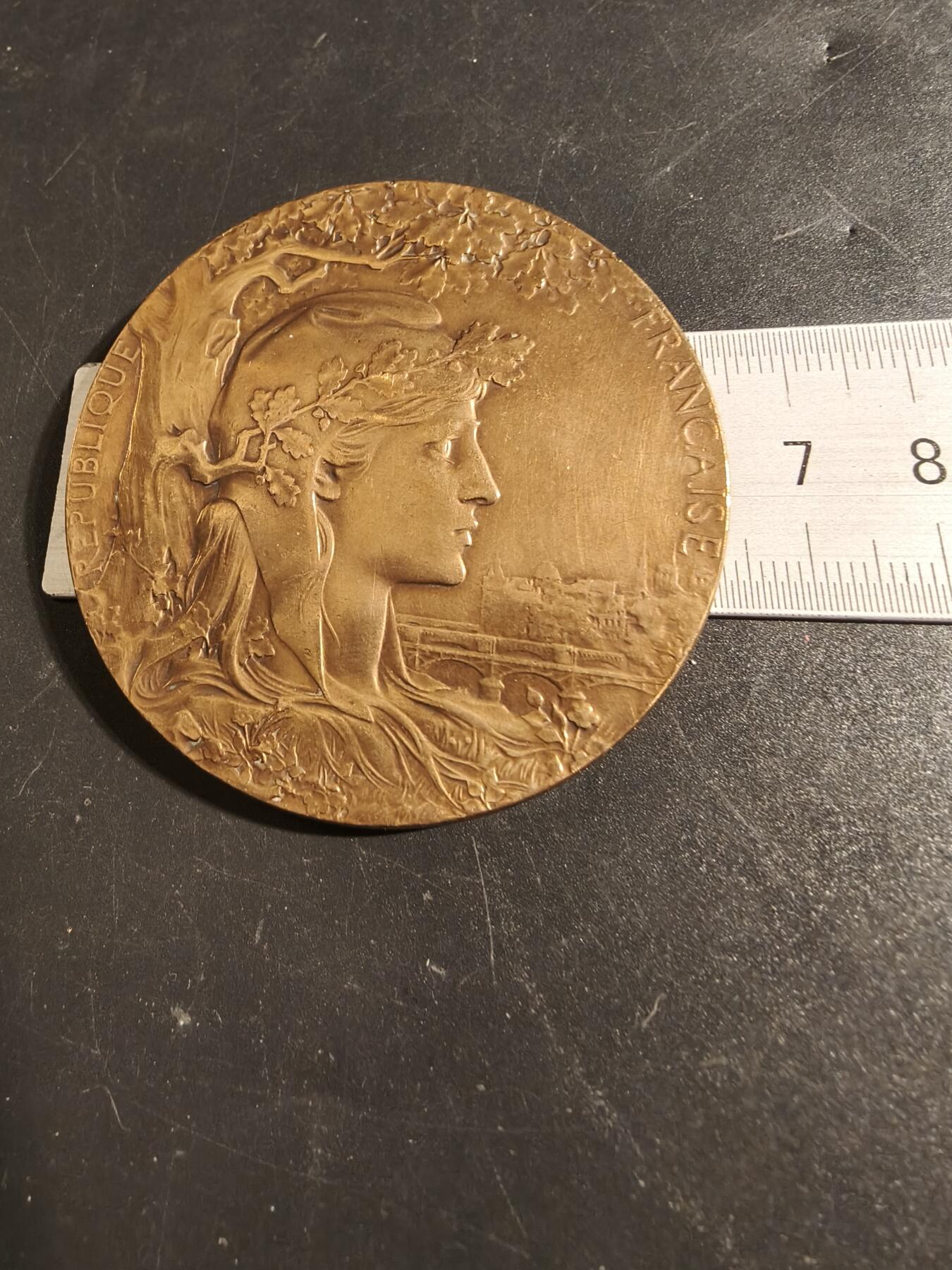 老王徽章第171期 法国巴黎1900世博会大铜章    大师夏普兰作品    直径64mm     重量103.3g