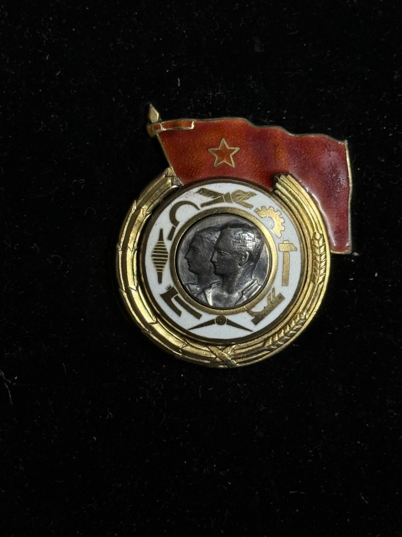 欢庆元旦！戎马世界章牌大赏第109期元旦大拍 南斯拉夫一级劳动勋章，带原盒，号段1277，银制，非常少见的过渡版（转轮向别针过渡短暂存在的版本）