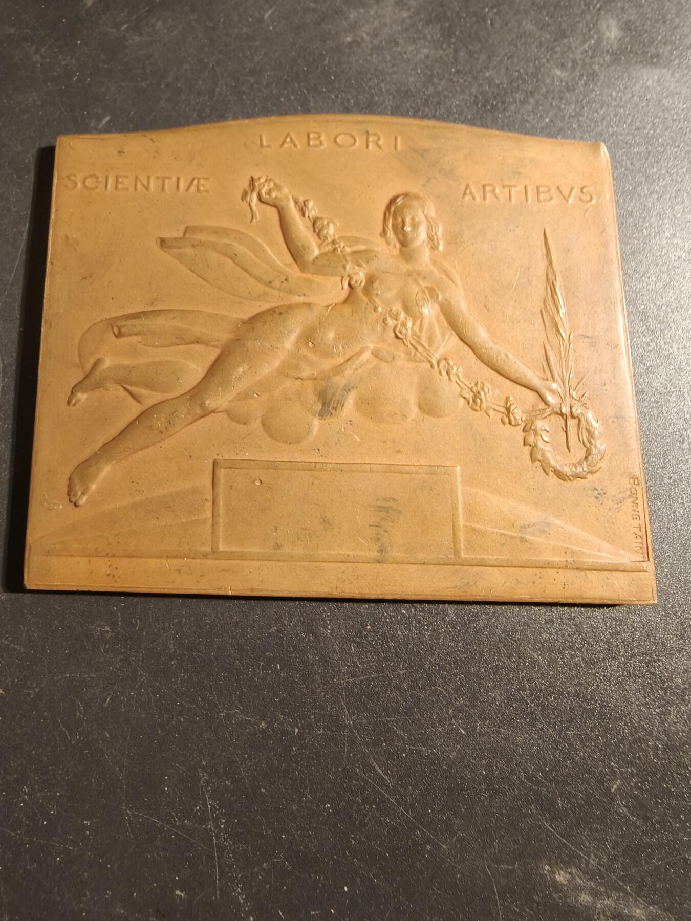 老王徽章第171期 比利时1935年布鲁塞尔国际博览会方形镀金大铜章      尺寸78×65mm     重量185.9g