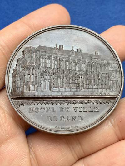 《竞宝斋》第449场 周日，周一，周二  3场连拍 （全场包邮，欢迎送拍） - 比利时利奥波德一世国王加冕25周年纪念铜章，正面为根特城市建筑，以高浮雕形式呈现了它的立面，极丰富的细节展示当时雕刻工艺的极致状态，49.6克，50.3mm