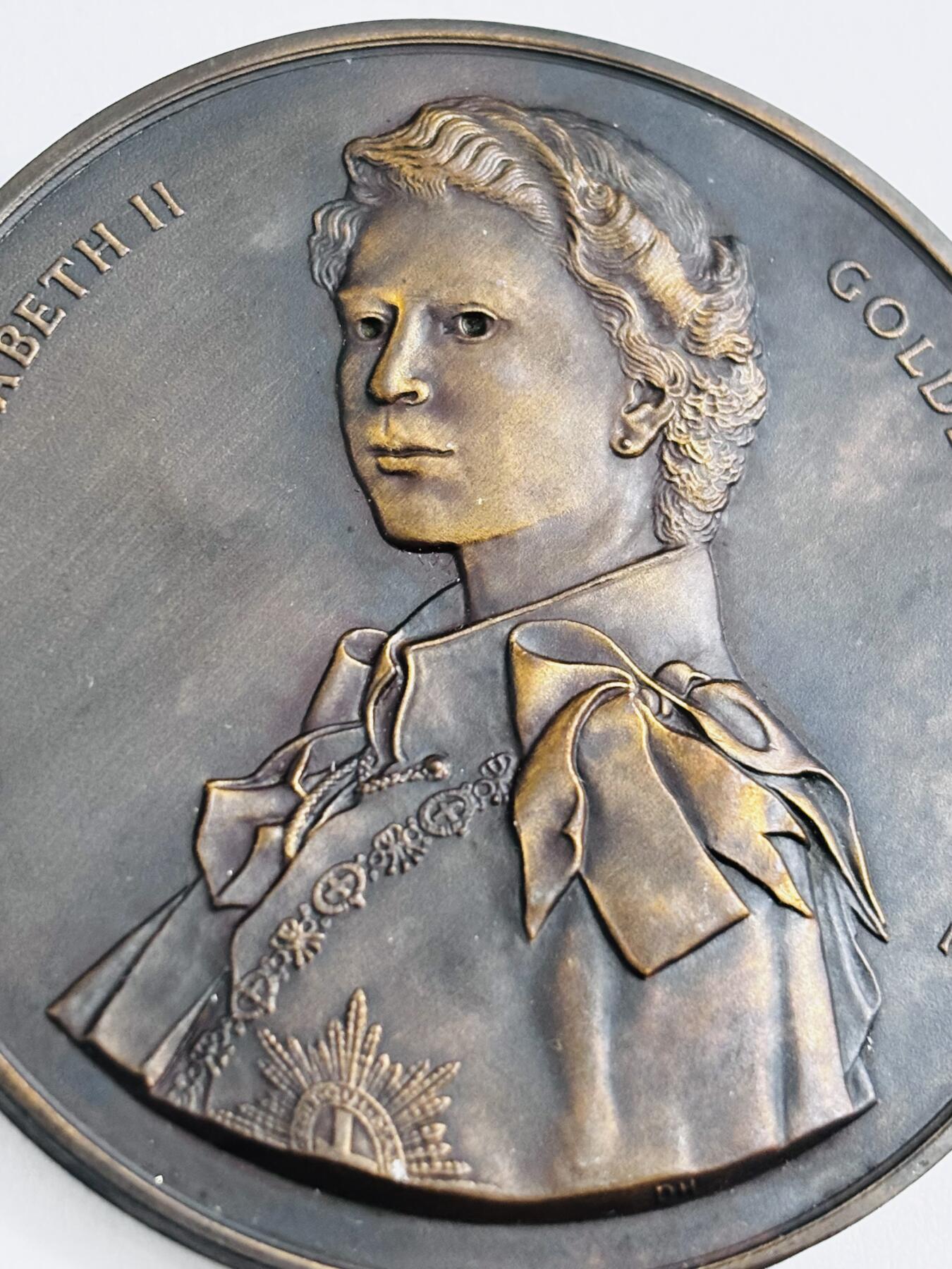 文馨钱币收藏第 286 场，圣诞节专场【 长期接收代拍品低至 0 佣金】 2002 年英国伊丽莎白在为 70 周年大型纪念章（可能是后铸品）